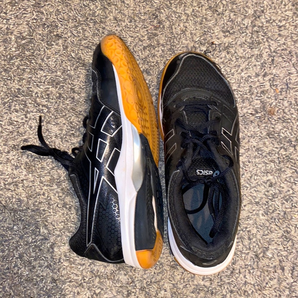 Black volleyball shoes